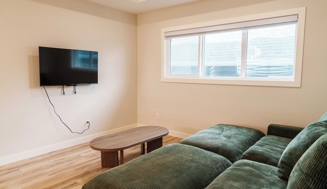 5 Bed House | Close to Airport| Close to Mountains