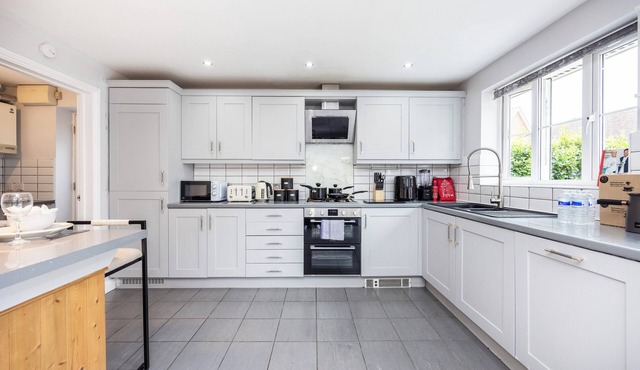 5 Bed House | Kent | Bedrooms with TV | Pool Table | Arcade Room