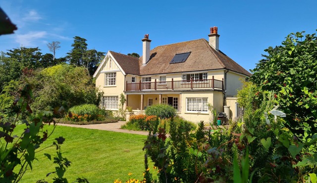 5-bed house: pool, tennis court, walk to beach, 10 acres