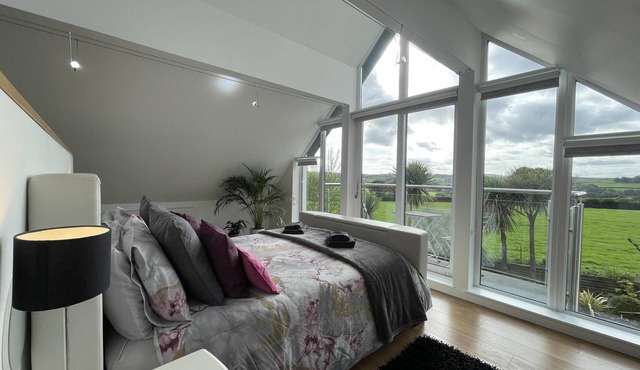 5 Bed House-Sleeps 14-Hot Tub-Bar-Garden-Parking