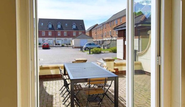 5 bed house sleeps 10 Cardiff with parking