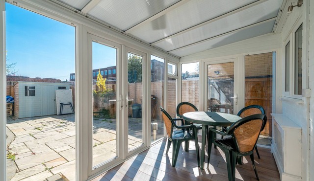 5 Bed House - Sleeps 11 - Garden