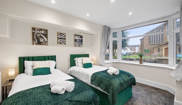 5 Bed House - Sleeps 11 - Parking - Garden - Wifi