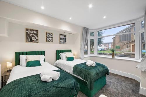 5 Bed House - Sleeps 11 - Parking - Garden - Wifi