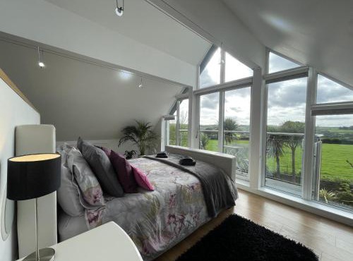 5 Bed House-Sleeps 14-Hot Tub-Bar-Garden-Parking