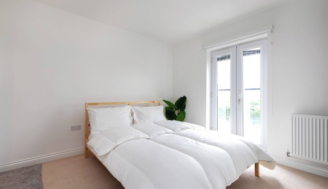 5 Bed House - Sleeps 9 - Pets - Garden - Parking