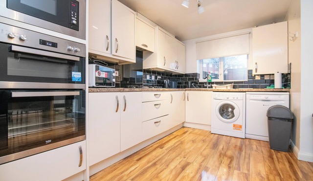 5 bed house with free secure parking in pleasant quiet location