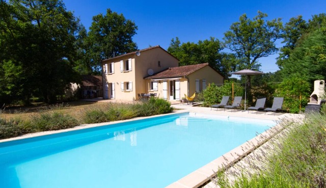 5-bed house with pool in Dordogne, walk to beach and restaurants
