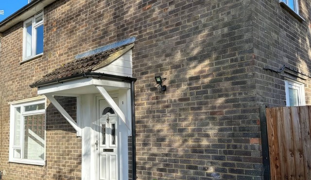 5-Bed in Farnborough w/Free Parking + Wifi