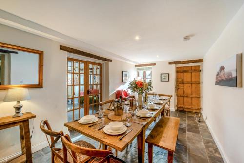 5 Bed in Middle Marwood oc-stepps