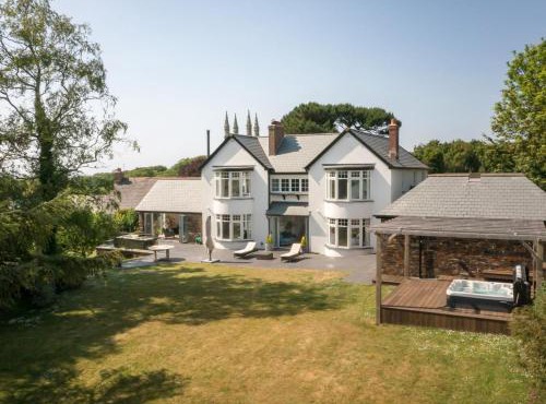 5 Bed in Poughill 85698