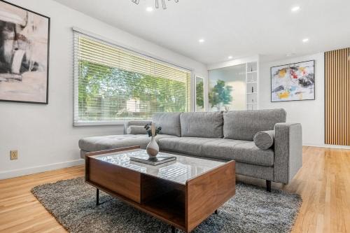 5 bed Luxury Home Steps to DT, River and Hospital