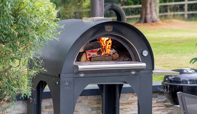 5-Bed Luxury Home with Private Pool, Hot Tub, Pizza-Oven & Gym — 8 adults 3 kids