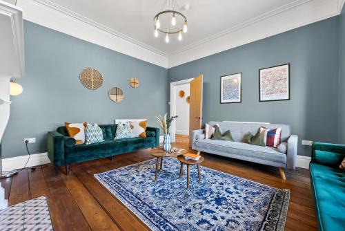 5-Bed Luxury Manor, Games Room, Off road parking & Stylish interiors, Central Gloucester, Cotswolds - Sleeps up to 12 Great for Groups! by Blue Puffin Stays