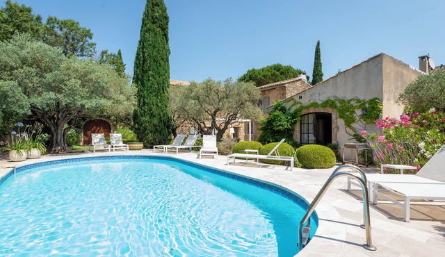 5-bed Mas with pool in Maubec with pool, air-con and views to the Luberon hills