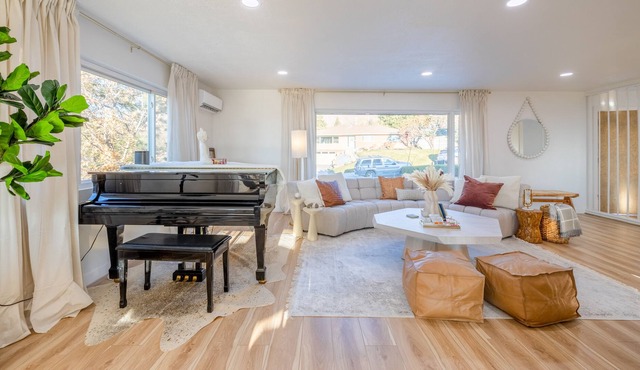 5 Bed Mountain Mansion: Theater, Gym, Sauna, Sonos
