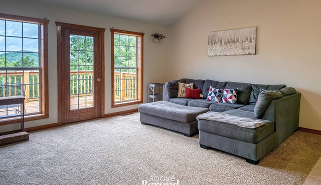 5 bed Mountain View Retreat on 8 Acres Near Town