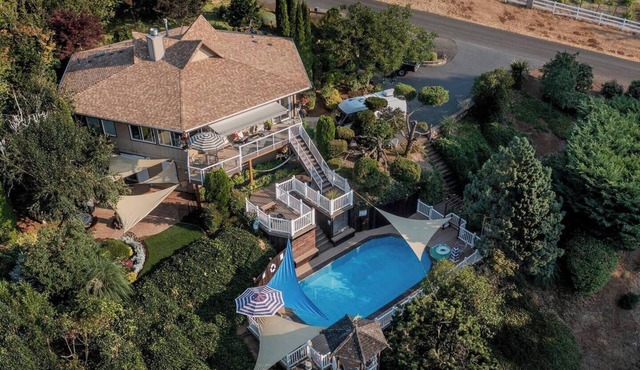 5 Bed Private Villa in Wine Country w/Pool, Sauna, Hot Tub