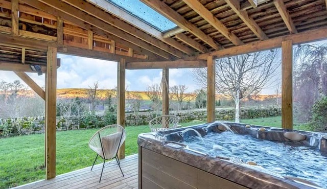 5-bed Retreat, Sleeps 12 in Harrogate With Hot Tub