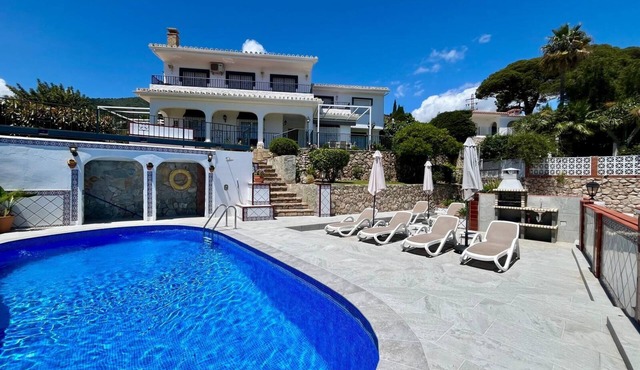 5-Bed Spanish Villa/Pool/Gardens/WIFI - Benalmadena Pueblo. Centrally located.