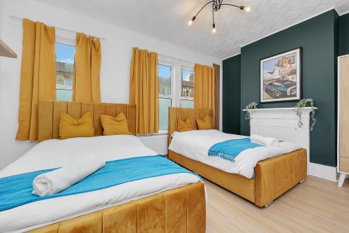 5 Bed Town-house by Harlington