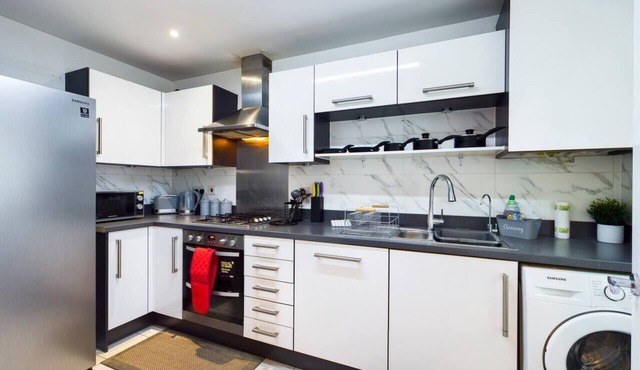 5 bed townhouse nr Reading centre. Garden/Parking