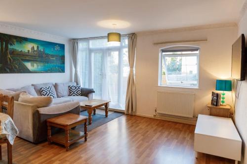 5 Bed Townhouse with Garden & Parking by BrumStay UK