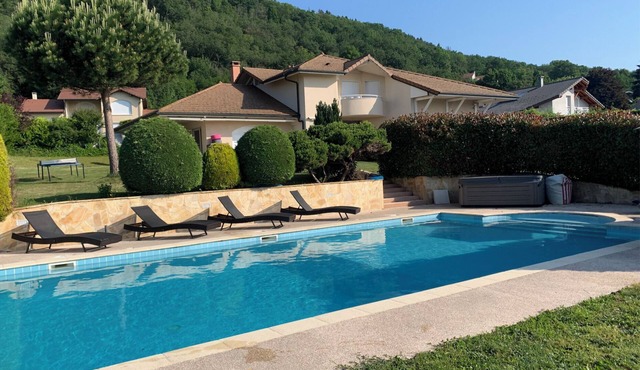 5 Bed Villa + Studio w/View, and Beautiful Pool!