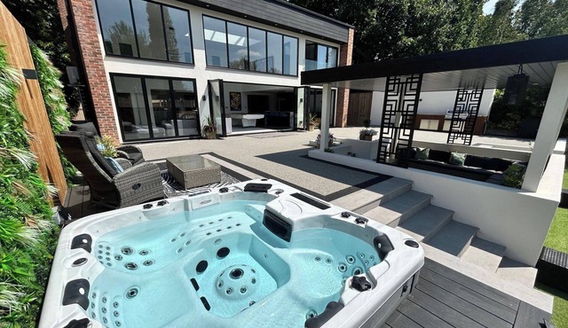 5 Bed Villa-Sleeps 10-Hot Tub-Bar & Pool table