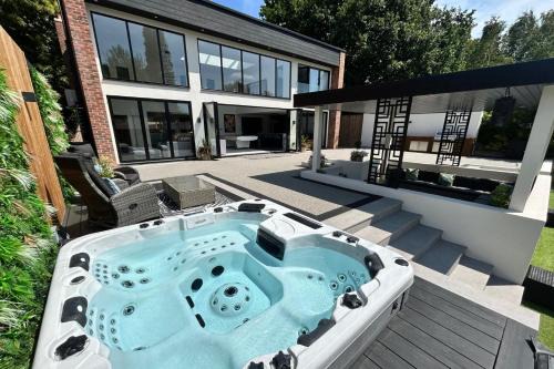 5 Bed Villa-Sleeps 10-Hot Tub-Bar & Pool table