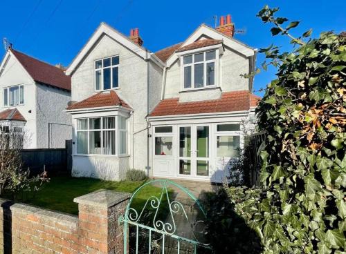 5 Bed Villa - Sleeps 10 - Pets - Garden - Parking