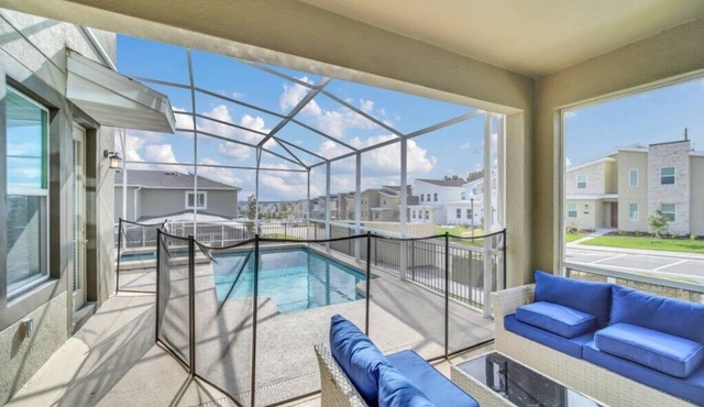 5 Bed With Upstairs Loft- So Much Space Pool, Spa & Game Room!