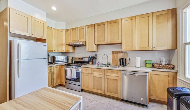 5 bedrm & 3 bath in Centrally located house in SF's SOMA district walking distance to Civic Center