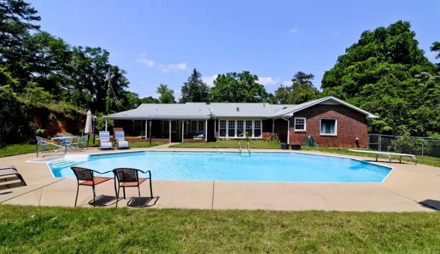 5 bedroom 2 1/2 bath house in Phenix City with beautiful pool, near Fort Moore.