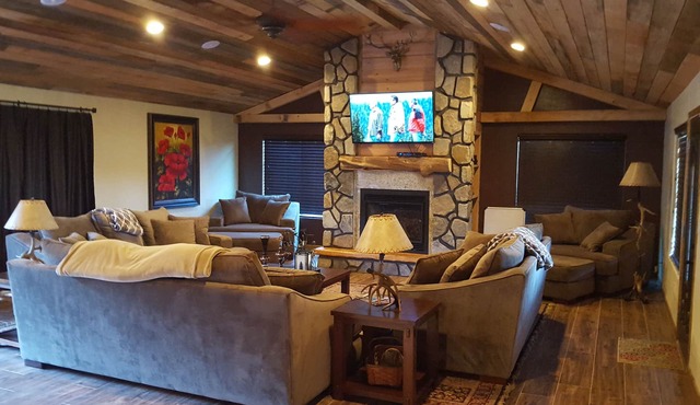 5 bedroom, 2.5 bath, w/pool table