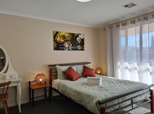 5-bedroom 2 bath stylish retreat near beach and wineries in Christie Downs,newly upgraded google TV with Neflix,chromecast, Apple TV, Amazon prime video