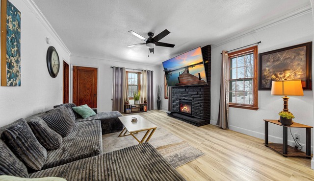 5 bedroom 2 bath house close to Shattuck St Mary's