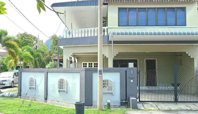 5 Bedroom 2 Bathrooms End-lot House, 3 parkings - Ipoh, Tambun