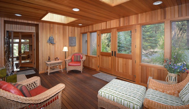 5 Bedroom-2 w/King Beds, 4 Decks, Screened-in Breezeway. TRUE BLACK BUTTE FEEL!