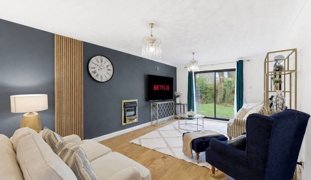 5 Bedroom 3.5 Bath Detached House Driveway Parking SkyTV Fast WiFi