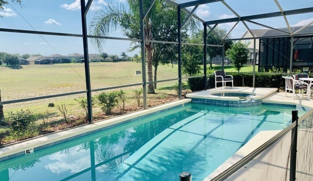 5 Bedroom, 3.5 Bathrooms Pool/Spa home Games Room in Gated Community. Private Pool.