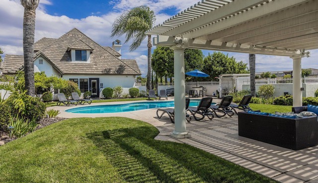5 bedroom 3.5bath Pool, Views, Fire Pit, Vineyard Wine Country Estate!