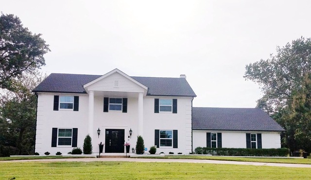 5 Bedroom 3 bath Colonial Home with Turf Putting Green for Golf fans!