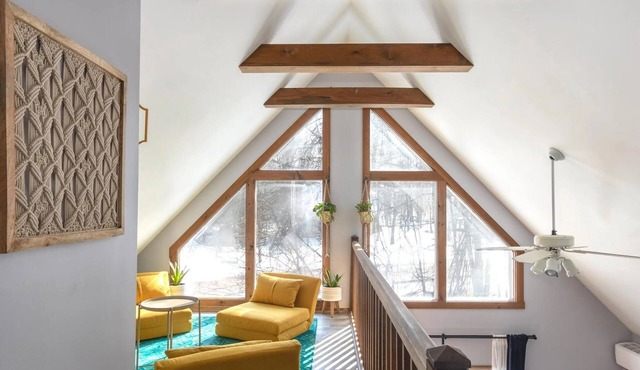 5 bedroom 3 bath Poconos retreat, near lakes, tennis, golf, skiing, rec center