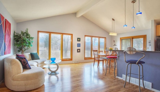 5 bedroom, 3 bath ~ Sleeps 12, Great for Families