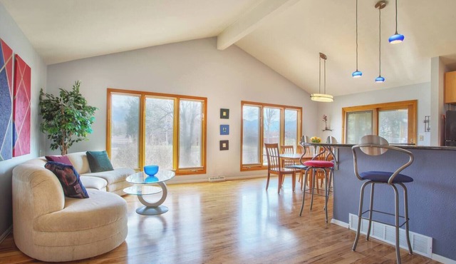 5 bedroom, 3 bath ~ Sleeps 12, Great for Families
