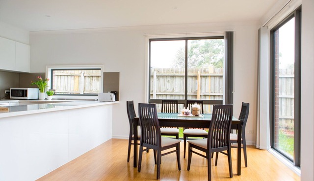 5 Bedroom | 3 Bathroom Holiday Home near Glen Waverley with WIFI and NETFLIX