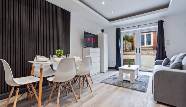 5 Bedroom 3 Bathroom House Free Parking WiFi