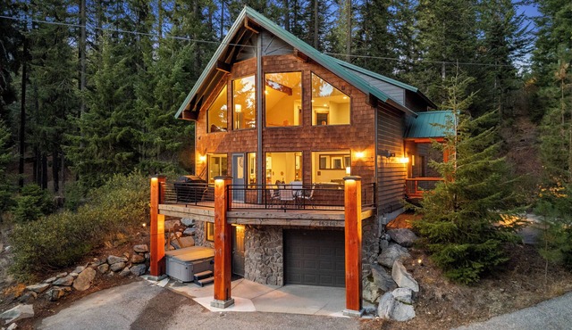 5-bedroom, 3 level house with lake views a hot tub, fireplace, sleeps 12 guests.