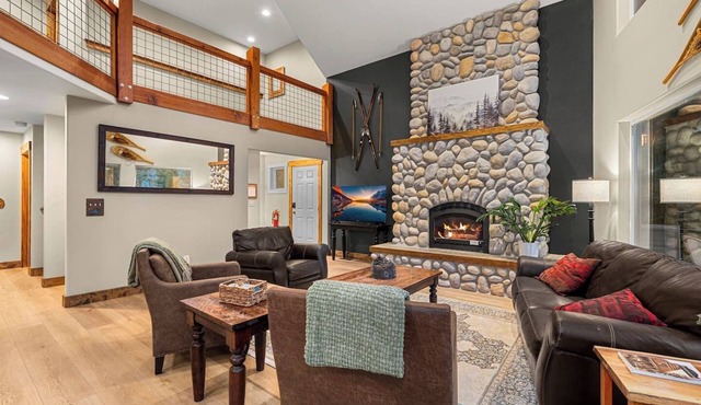 5 Bedroom, 3-level home with Lake views, hot tub, & fireplace, sleeps 12 guests